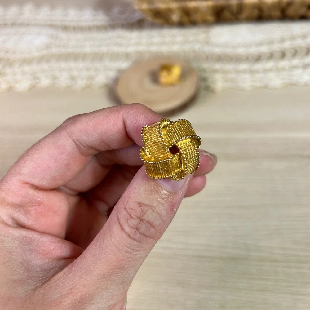 Vintage Trifari Signed Gold Toned Twist Stud Clip On Earrings Art‎ Deco Elegant